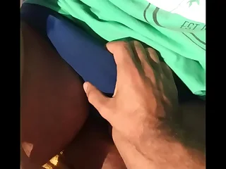 agarrando un bultazo en sunga en la playa de rio de janeiro