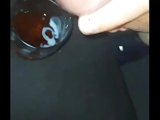 Fetiche gozei no copo com refrigerante pra voc&ecirc; tomar tudinho&period; &period;com&sol;alleckdotado