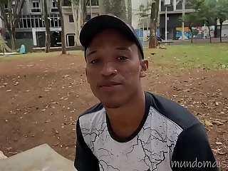 Hetero aceita fazer pornô gay por dinheiro